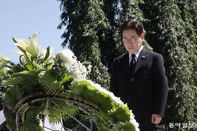 이재명 대통령이 4일 오전 필리핀 국립묘지인 영웅묘지를 방문해 한국전 참전 기념비에 헌화하고 있다. 마닐라=송은석 기자 silverstone@donga.com