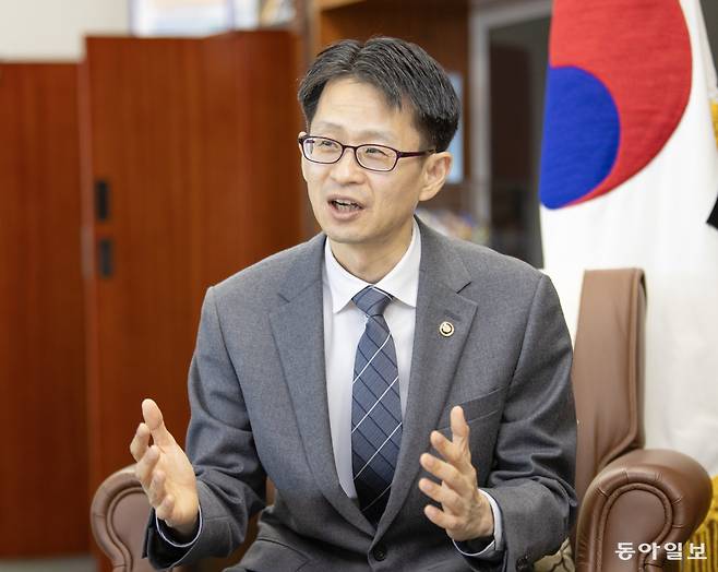 백승보 조달청장이 4일 대전 서구 정부대전청사 집무실에서 동아일보와 인터뷰하고 있다. 12년 만에 조달청 내부에서 승진한 백 청장은 “공공조달로 신산업과 기업 성장을 이끌고 현장 중심, 변화 대응, 리더십 발휘, 즐겁게 일하는 조직을 만들겠다”고 말했다. 조달청 제공