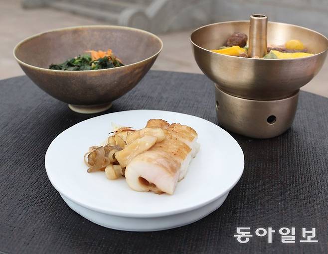 조선 시대 궁중과 양반가에서 사랑받았다고 전해지는 종어구이(앞)와 선조들이 봄철 즐겨 먹은 오신반에서 착안한 봄나물밥(뒷줄 왼쪽), 그리고 봄나물전 신선로. 11일 재개관하는 서울 중구 한국의집이 선보이는 새로운 메뉴다. 김재명 기자 base@donga.com
