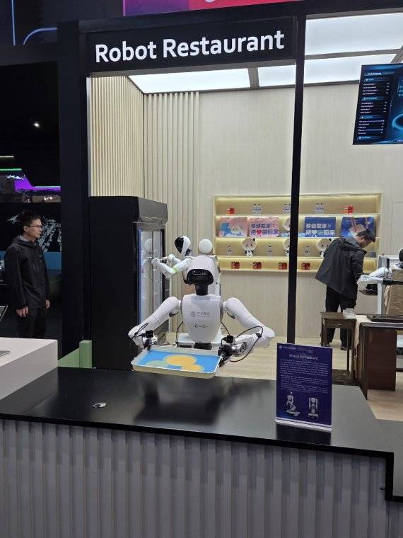 스페인 바르셀로나에서 열린 MWC 2026 차이나모바일 전시관에서 서빙로봇이 시연되고 있다. 사진=장민권 기자