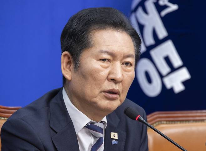 더불어민주당 정청래 대표가 4일 국회에서 열린 최고위원회의에서 사법개혁 완수와 대미투자특별법 신속 처리를 강조하는 발언을 하고 있다. 연합뉴스