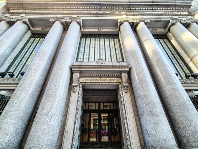 본래 은행 본점이었던 'LA 극장 센터' 전면부에 이오니아식 기둥이 다수 보인다.