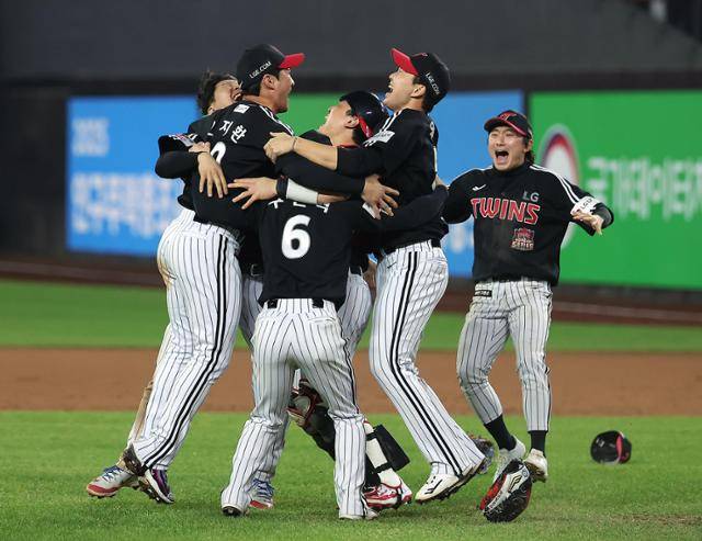지난해 10월 31일 대전 한화생명볼파크에서 열린 2025시즌 한국시리즈 5차전에서 한화 이글스를 꺾고 우승을 확정지은 LG 트윈스 선수들이 그라운드에서 기쁨을 나누고 있다. 작년 시즌 개막전 LG의 우승을 예상한 전문가는 한 명도 없었다. 뉴스1