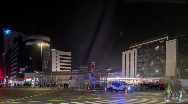 3일 아랍에미리트(UAE) 두바이 주재 미국 영사관 근처를 행인들이 지나가고 있다. 두바이=EPA 연합뉴스