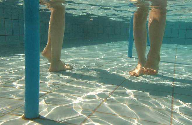 수중 걷기 운동 효과를 높이려면 뒤로 걷는 게 좋다. /사진=클립아트코리아