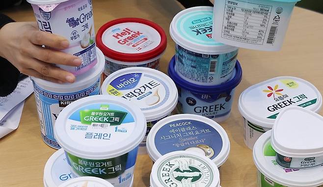 소비자시민모임 관계자가 비교 대상 제품을 살펴보고 있다./연합뉴스