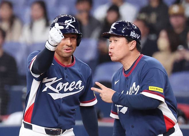 <yonhap photo-4074=""> 저마이 존스 '사랑해' (오사카=연합뉴스) 임화영 기자 = 3일 일본 오사카 교세라돔에서 열린 월드베이스볼클래식(WBC) 평가전 한국 대표팀과 일본 프로야구 오릭스 버팔로스와의 경기. 4회초 1사 한국 저마이 존스가 1루타를 친 뒤 세레머니하고 있다. 2026.3.3 hwayoung7@yna.co.kr/2026-03-03 14:04:03/ <저작권자 ⓒ 1980~2026 ㈜연합뉴스. 무단 전재 재배포 금지, AI 학습 및 활용 금지></yonhap>