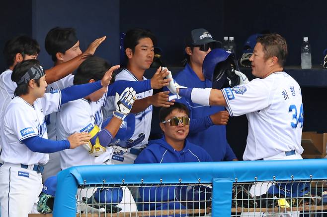 삼성 최형우를 반기는 후배 선수들. 삼성 제공