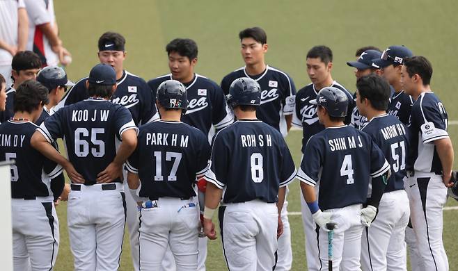 <yonhap photo-7067="">일본 오키나와 가데나 구장에서 평가전을 치른 2026 WBC 대표팀. 연합뉴스</yonhap>
