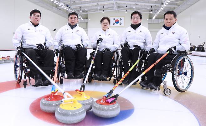 2026 밀라노·코르티나 동계 패럴림픽 휠체어컬링 4인조 대표팀. (왼쪽부터)이현출-차진호-방민자-남봉광-양희태. 대한장애인체육회 제공