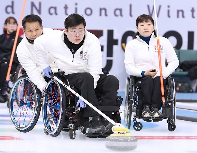 강원특별자치도장애인체육회 소속으로 경기에 나섰던 양희태(가장 왼쪽)와 이현출(가운데). 대한장애인체육회 제공