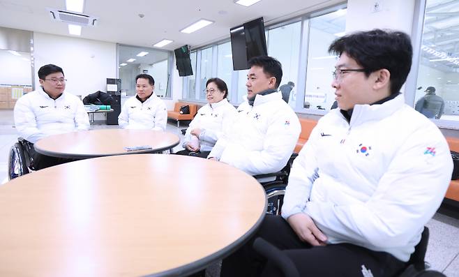 2026 밀라노·코르티나 동계 패럴림픽 휠체어컬링 4인조 대표팀. (왼쪽부터)이현출-양희태-방민자-차진호-남봉광. 대한장애인체육회 제공