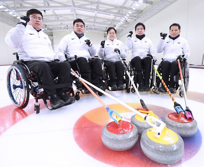 2026 밀라노·코르티나 동계 패럴림픽 휠체어컬링 4인조 대표팀. (왼쪽부터)이현출-차진호-방민자-남봉광-양희태. 대한장애인체육회 제공