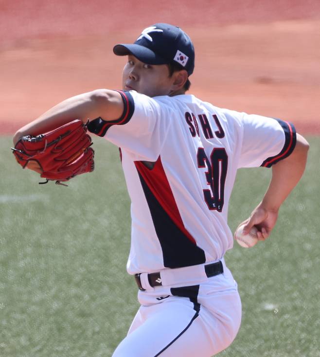 <yonhap photo-4046="">26일 일본 오키나와현 가데나의 가데나 구장에서 열린 2026 월드베이스볼클래식(WBC) 대한민국 야구대표팀과 삼성 라이온즈 연습경기. 1회초 대표팀 선발투수로 나선 소형준이 투구를 하고 있다. 2026.2.26 [연합뉴스]</yonhap>