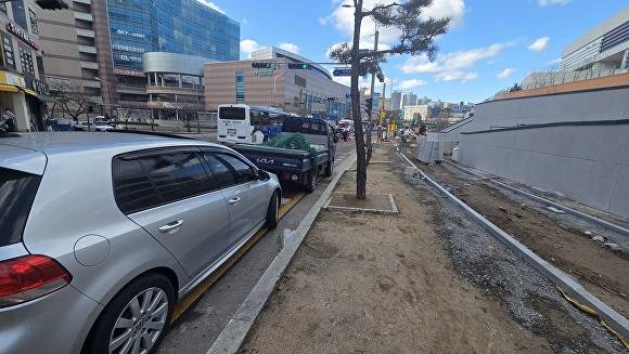 지난 3일 동백종합복지회관 공사 현장 앞 보행로에 차량들이 주차돼 있다. [사진=정재수 기자]