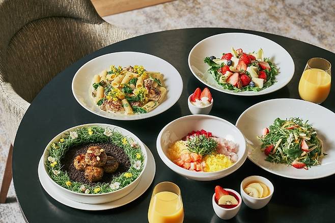 롯데호텔 제주 라세느 봄 시즌 메뉴. 호텔 식음 프로그램도 체류 경험을 확장하는 콘텐츠로 활용되고 있다. (롯데호텔 제주 제공)