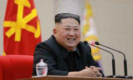 김정은 북한 국무위원장이 2019년 2월 8일 제71주년 건군절을 맞아 인민무력성을 방문해 연설하는 모습. 노동신문, 뉴스1