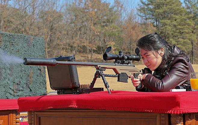 북한 노동당 기관지 노동신문은 지난달 28일 김정은 국무위원장의 주요간부 만남에 동행한 김주애가 사격하는 사진을 공개했다. 이날은 트럼프 대통령이 이란에 대한 공습을 개시한 날이다.뉴스1
