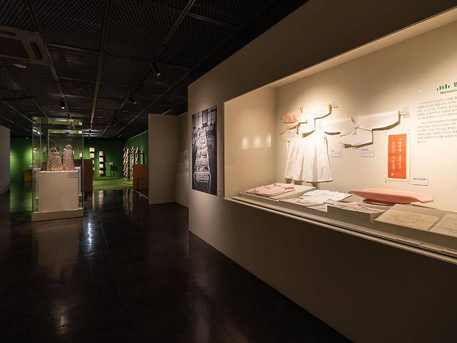 배냇저고리, 신생아용 저울, 신생아 명찰 발찌 등 다양한 아기와의 첫 만남을 기록한 전시물이 전시됐다.