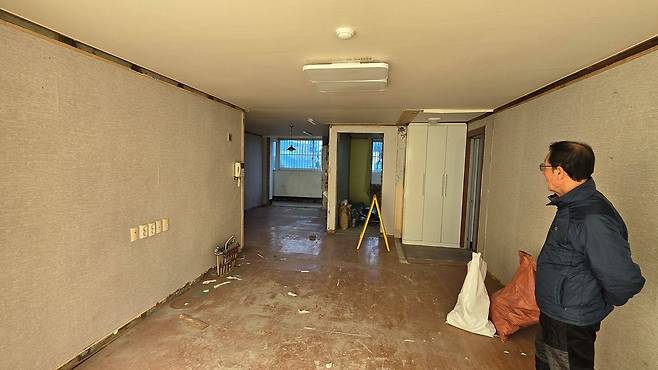 대전 중구 금성백조아파트 권용기 노인회장이 경로당으로 사용하기 위해 리모델링 공사가 진행 중인 아파트를 살펴보고 있다. 신진호 기자