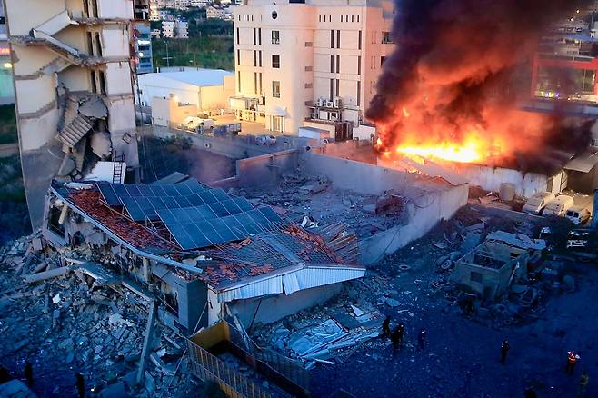 현지시간 3일 레바논 남부 이슬람 단체 사무실이 이스라엘의 공습을 받아 화염에 휩싸였다. 연합뉴스