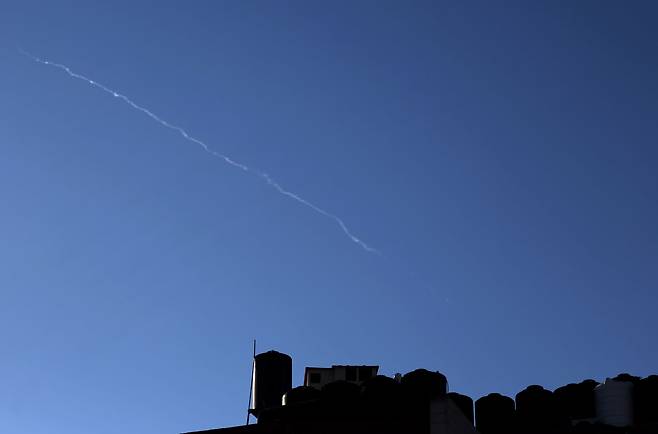 지난 2일(현지시간) 요르단강 서안 나블루스 상공에 이란 미사일이 날아가고 있다. EPA=연합뉴스