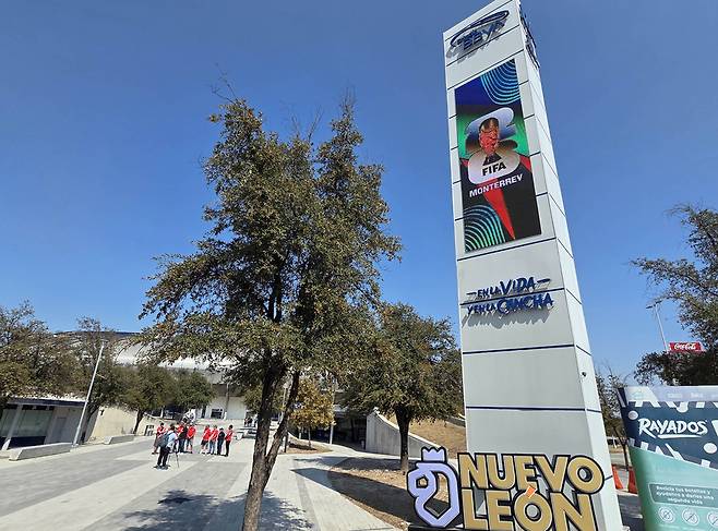 멕시코 누에보레온주에 자리한 BBVA 스타디움 인근에 국제축구연맹(FIFA) 2026 북중미 월드컵 홍보 조형물이 설치돼 있다. 홍명보호는 오는 6월 이곳에서 남아프리카공화국과 A조 최종전(3차전) 경기를 펼친다. /연합뉴스