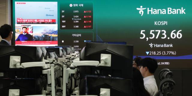 ▲ 4일 중구 하나은행 본점 딜링룸 전광판에 실시간 코스피가 표시돼 있다. 2026.3.4 연합뉴스