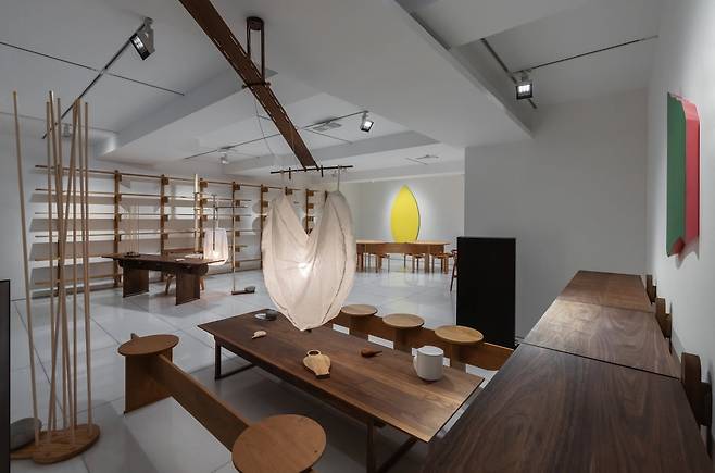 다 함께 테이블 위 도마와 연필꽂이, 메모지가 놓인 전시장 전경. 아라리오갤러리 제공.