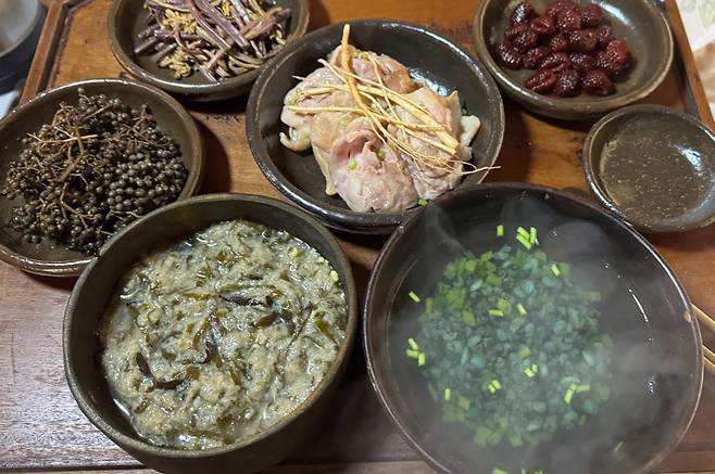 구운 토끼고기와 산삼뿌리, 다슬기국, 산초무침, 산딸기가 올라간 밥상. ⓒ이혜원