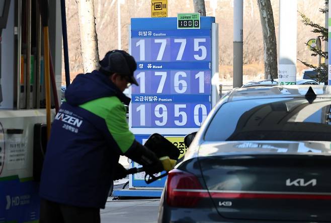 이란혁명수비대가 호르무즈 해협을 봉쇄를 선언하는 등 중동 분쟁 격화로 국제 유가가 급등하고 있는 3일 서울 시내 한 주유소에 휘발유·경유 가격이 표시되어 있다. 최혁 기자