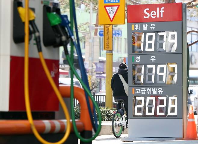 이란혁명수비대가 호르무즈 해협을 봉쇄를 선언하는 등 중동 분쟁 격화로 국제 유가가 급등하고 있는 4일 서울 시내 한 주유소에 휘발유·경유 가격이 표시되어 있다. /사진=김범준 기자