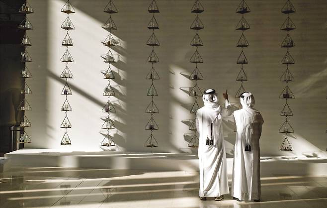 지난달 3일 카타르 도하 M7에서 열린 아트바젤 카타르에서 현지 관람객들이 야니스 쿠넬리스의 설치작품을 감상하는 모습.  아트바젤 제공