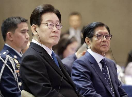 이재명 대통령과 페르디난드 마르코스 필리핀 대통령이 4일 필리핀 마닐라 콘래드 호텔에서 열린 한-필리핀 비즈니스 포럼에서 참석자 발언을 듣고 있다. (연합뉴스)