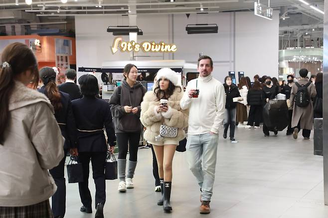 외국인들이 ‘더현대 서울’에서 쇼핑을 즐기고 있다. 현대백화점 제공