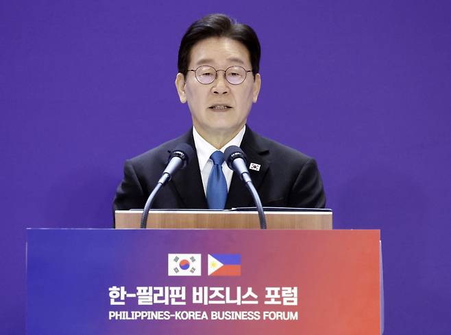 이재명 대통령이 4일(현지시간) 필리핀 마닐라 콘래드 호텔에서 열린 한-필리핀 비즈니스 포럼에서 발언하고 있다. 연합뉴스