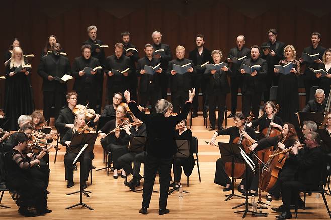 존 엘리엇 가디너의 지휘로 3일 서울 예술의전당에서 CCO가 ‘바흐 B단주’ 미사를 연주하고 있다.    ⓒStudioGu