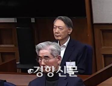 윤석열 전 대통령이 지난달 19일 서울 서초구 서울중앙지법에서 열린 자신의 내란 우두머리 혐의 1심 선고공판에서 판결을 듣고 있다. 서울중앙지법 제공