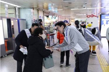 대중교통 이용 권하는 박형준 시장. 부산시 제공