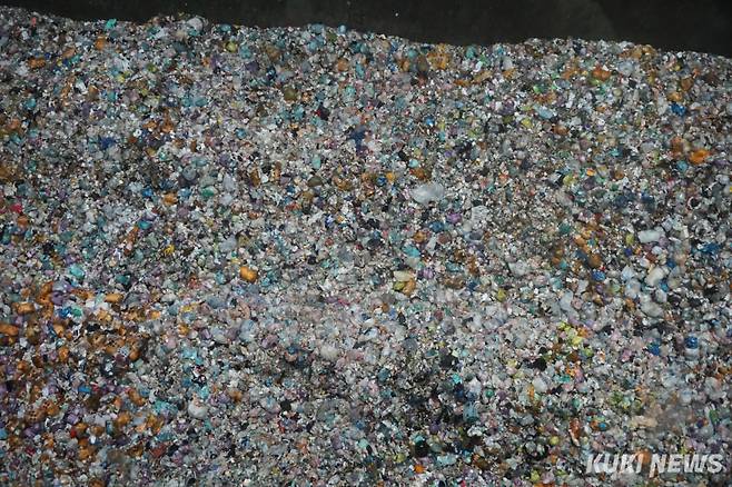 3일 오전 서울 강남구 일원동 강남자원회수시설 저장조에 약 3500톤의 생활폐기물이 쌓여 있다. 노유지 기자