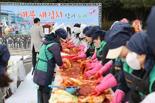 해남군은 오는 7일 문내면 우수영관광지 광장에서 오전 10시부터 오후 4시까지 ‘새봄 새김치 담그기 축제’를 연다. /해남군