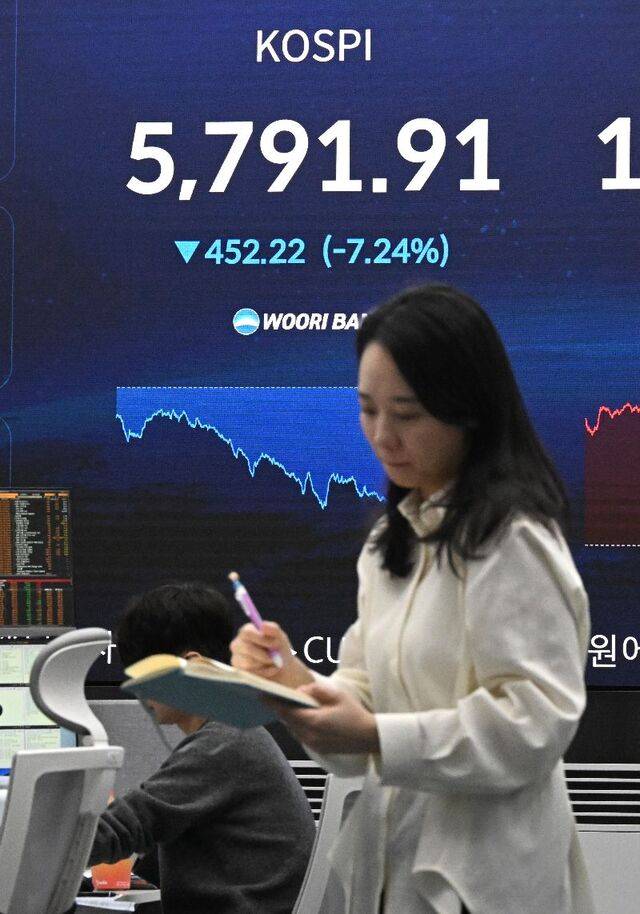 미국의 이란 공습 여파로 코스피 6000선이 무너졌다. 3일 서울 중구 우리은행 본점 딜링룸 전광판에 코스피 종가가 표시돼 있다. 권현구 기자