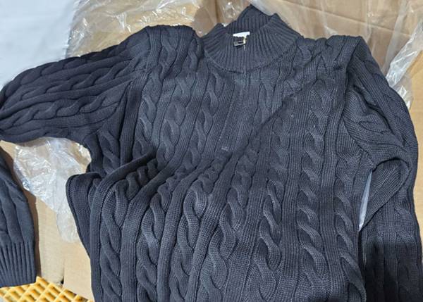 중국 등지에서 수입한 폴로 디자인 무지 의류. 인천세관 제공