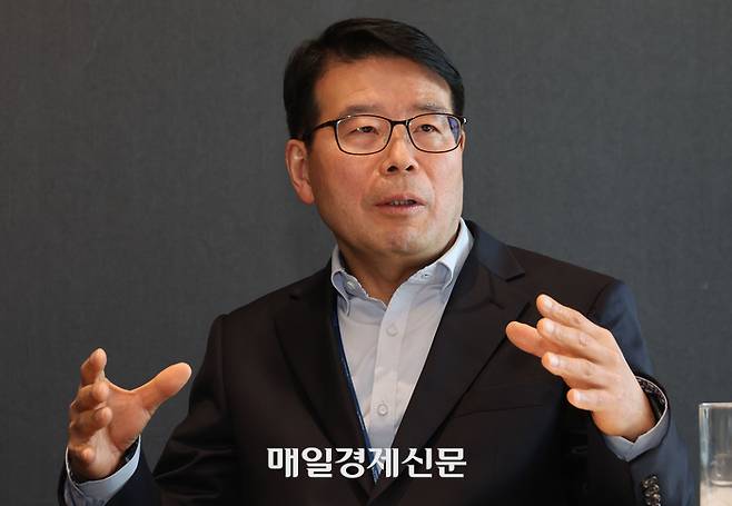 윤오준 법무법인 율촌 고문이 최근 서울 삼성동 법무법인 율촌 사무실에서 매일경제와 만나 보안 사고 대응 정책에 대해 얘기하고 있다. 이승환 기자