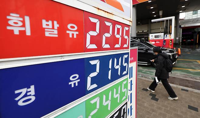 지난 3일 서울 시내 한 주유소에 휘발유·경유 가격이 표시되어 있다. [뉴스1]