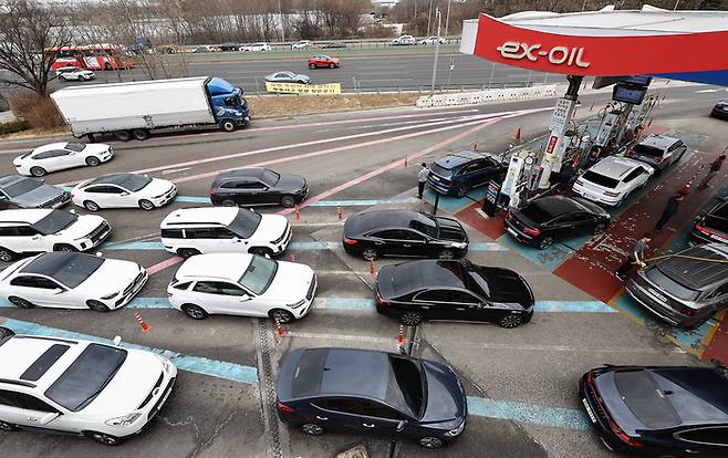 지난 1일 서울 서초구 경부고속도록 만남의광장 주유소에서 시민들이 주유를 하고 있다. [뉴스1]