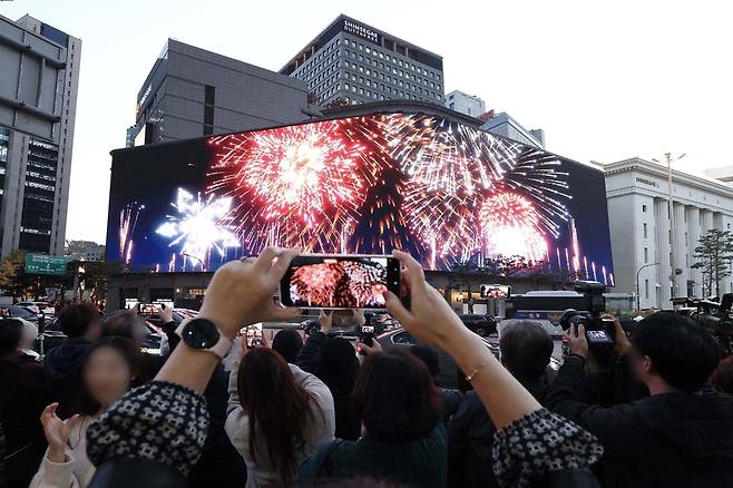 신세계백화점이 외국인 관광객들에게 꼭 들러야 하는 쇼핑과 문화의 명소로 자리 잡고 있다. 사진은 신세계백화점 본점 미디어파사드.  신세계백화점