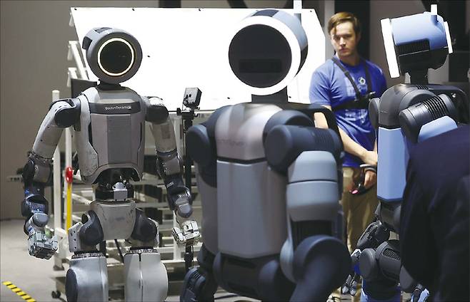 현대차는 2028년 로봇의 신체에 해당하는 ‘아틀라스’의 양산에 돌입해 생산 라인에 본격 투입할 예정이다. 사진은 CES 2026 개막 이틀째인 1월 7일(현지 시간) 미국 네바다주 라스베이거스 컨벤션센터(LVCC) 현대자동차 부스에서 로봇 아틀라스 모습. (연합뉴스)