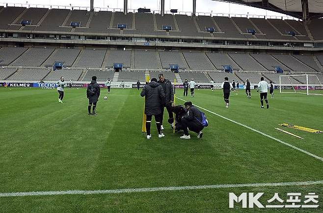 미하엘 스키베 감독은 3월 3일 서울월드컵경기장에서 진행된 최종 훈련에서 그라운드를 크게 돌며 잔디 상태를 점검했다. 사진=이근승 기자