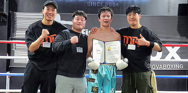 김민호가 노바복싱이 주최한 2026년도 WE BOX 신인왕전 라이트급 4강전을 통과하여 결승에 진출했다. 왼쪽부터 전 한국챔피언 안성재 트레이너, 김은수 선수, 김민호 선수, 매니저인 마루짐 정마루 관장. 사진=한국복싱커미션 KBM